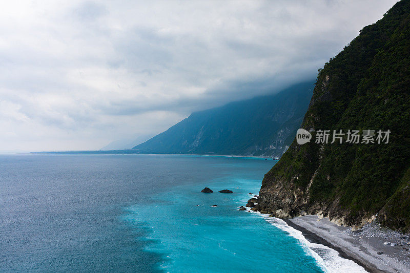 台湾花莲美丽的悬崖，海与山在哪里相遇