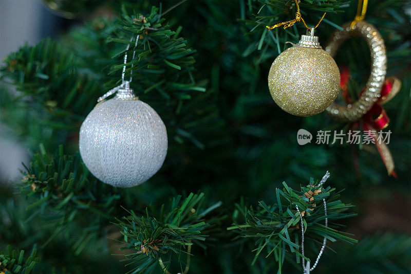 银色和金色的圣诞装饰