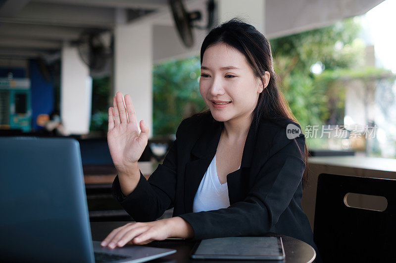 快乐的年轻亚洲妇女使用笔记本电脑在家里。女学生在客厅。网上学习，学习，网上购物，自由职业，东盟概念