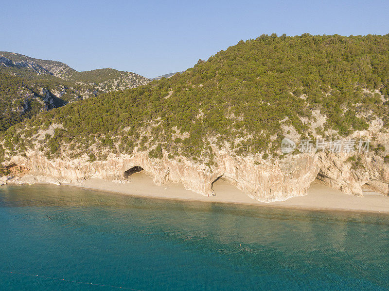 意大利撒丁岛卡拉卢纳海滩的洞穴。