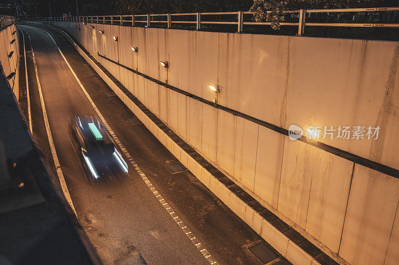 傍晚，一辆出租车驶入一条隧道