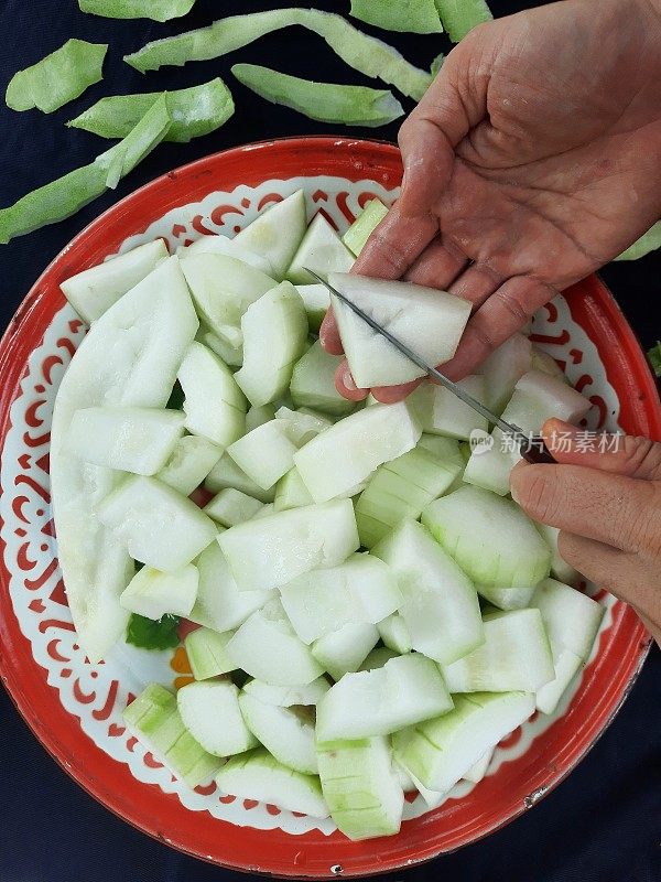 切瓜蔬菜在人的手食品准备。