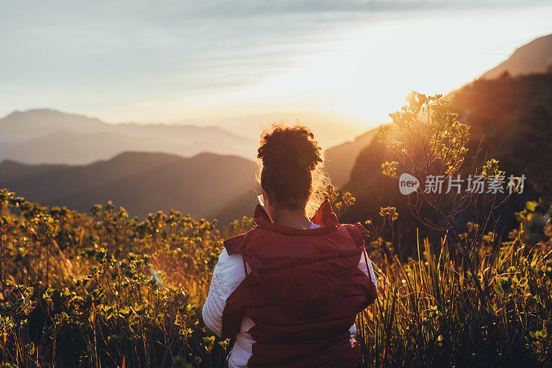 在巴西Itatiaia的山上，一名女子享受着冬日的日落