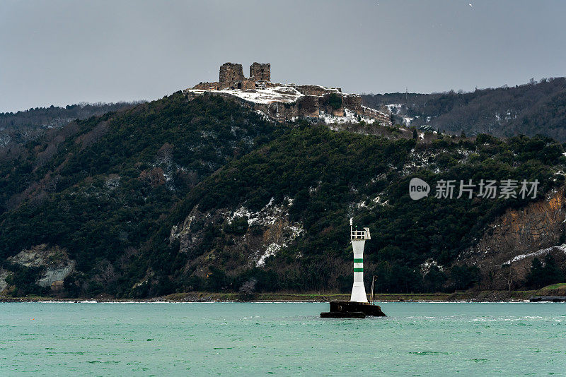 博斯普鲁斯岛的冬季悬崖上的约罗斯城堡。伊斯坦布尔。火鸡