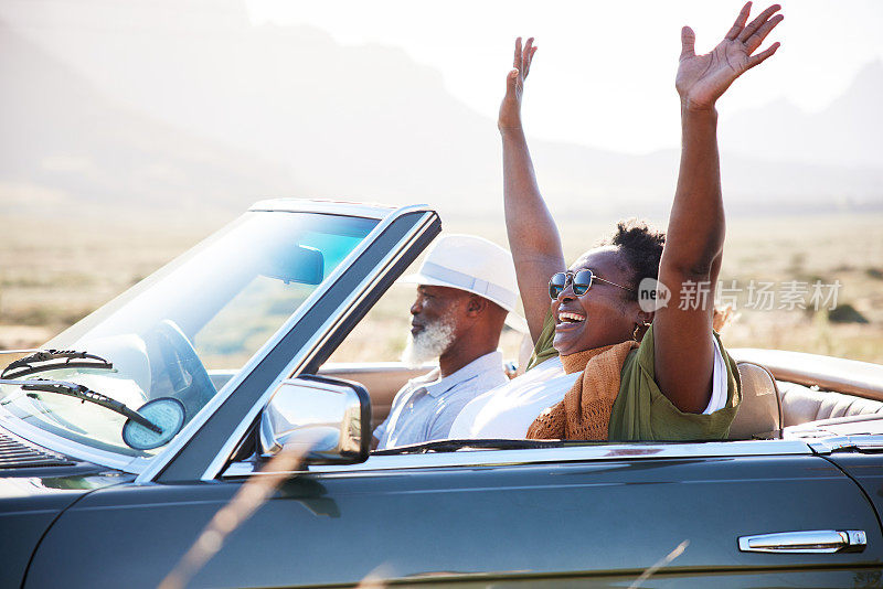 夏天和丈夫开车旅行时，成熟的女人大笑