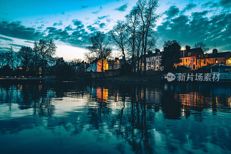 剑桥，英格兰河的夜景