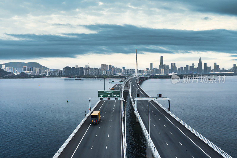 中国深圳湾跨海大桥航拍照片。