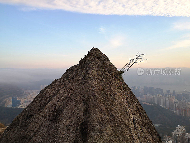 从九龙山顶俯瞰香港市容