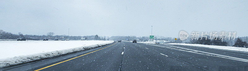 暴风雪高速公路出口