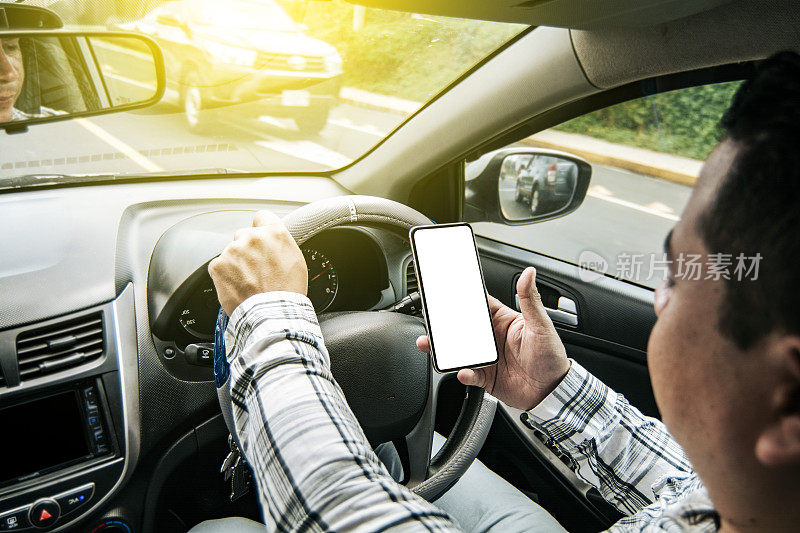 分心的司机在开车时使用手机，男人在开车时使用手机，人拿着手机，另一只手握着方向盘，不负责任的驾驶概念