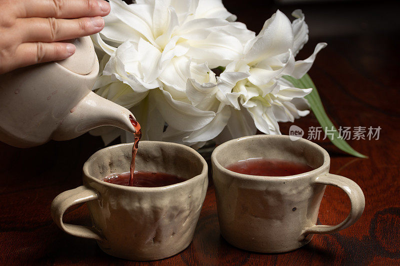 茶水倒入自制陶瓷杯