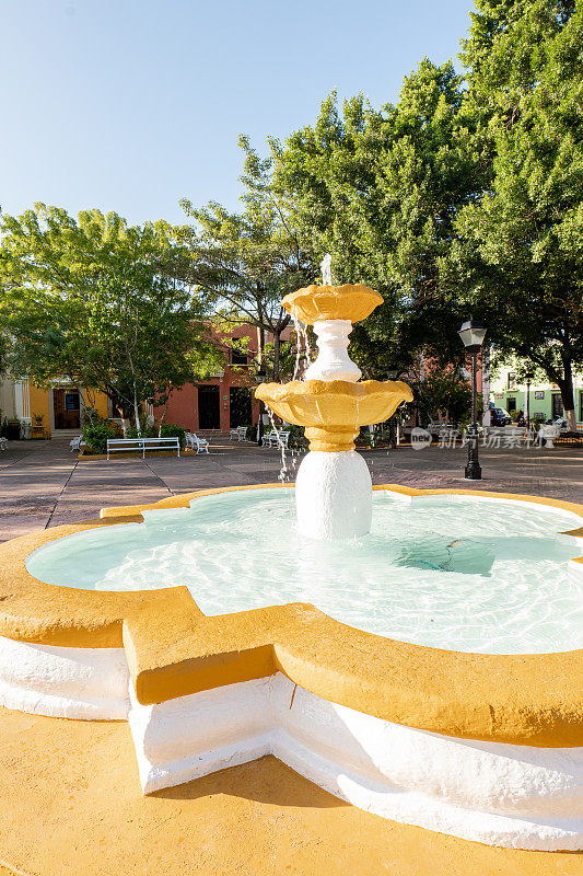 墨西哥尤卡坦半岛彩色喷泉