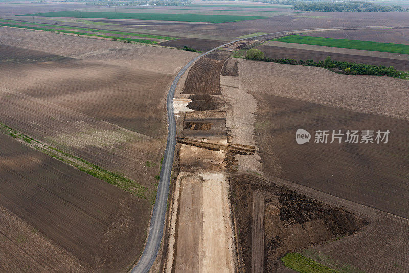 在建筑工地工作的压路机鸟瞰图