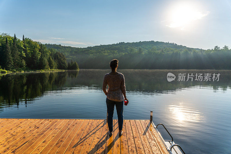 一个在湖边度假的女人。