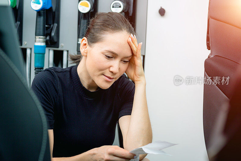 经历经济通胀。年轻女性被油价震惊