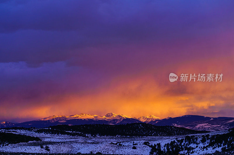 冬天的阿鹏罗山落日风景区