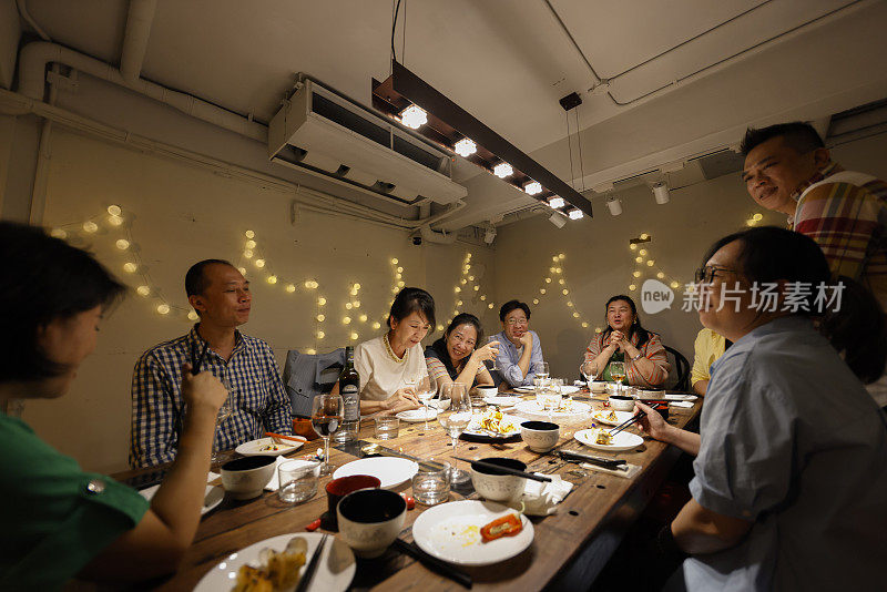 朋友和食物在私人俱乐部聚会