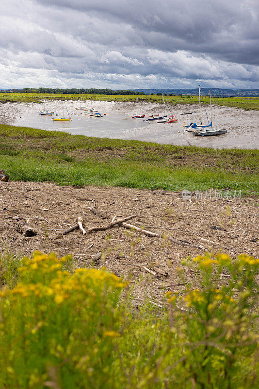 在英国南部的布里斯托尔海峡海岸，船只在退潮时搁浅在泥滩上