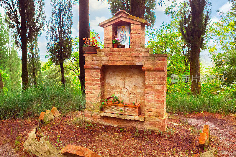 意大利托斯卡纳的路边圣母玛利亚神龛