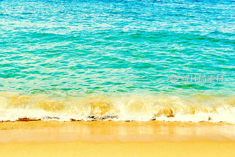 蓝色的海浪覆盖着沙滩