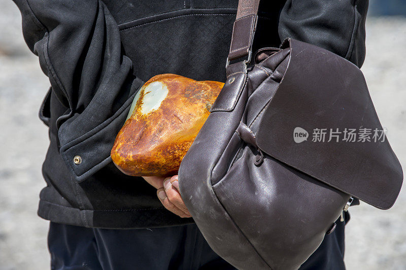 中国新疆，一个小贩在卖他的玉原石