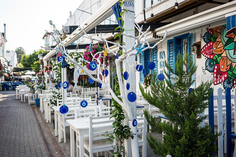 白色的空椅子和街景水平照片从bodrum