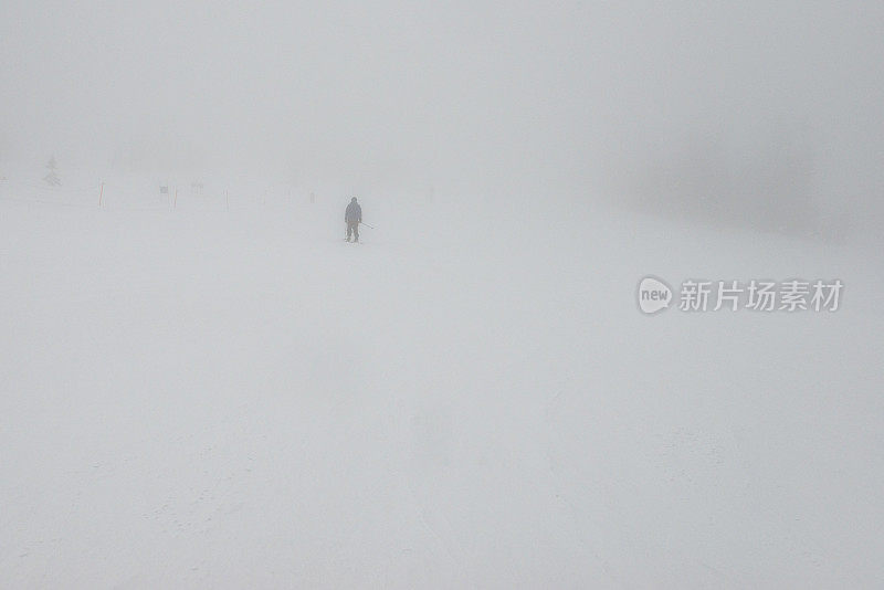 恶劣天气下的速降滑雪