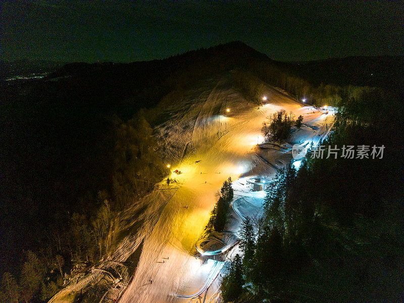 滑雪坡的空中夜景