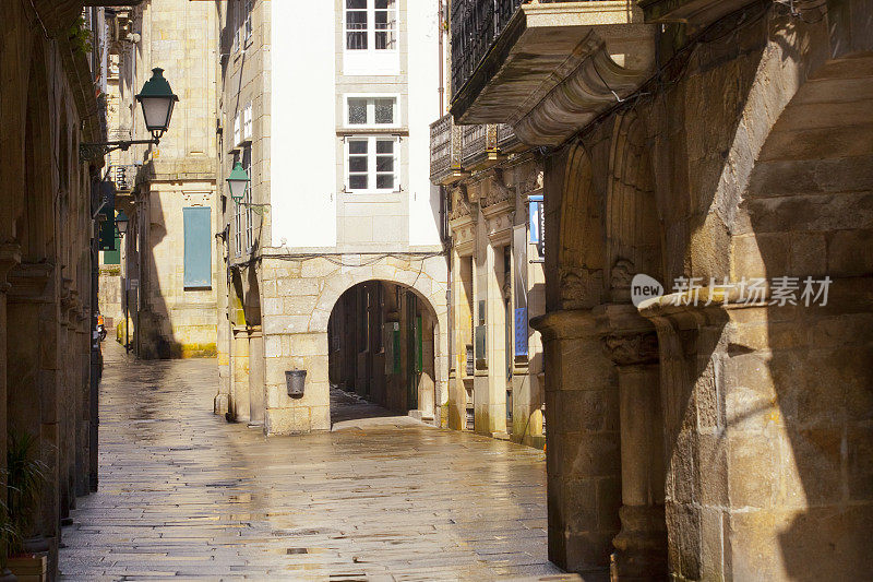 圣地亚哥德孔波斯特拉老城街道，石拱。