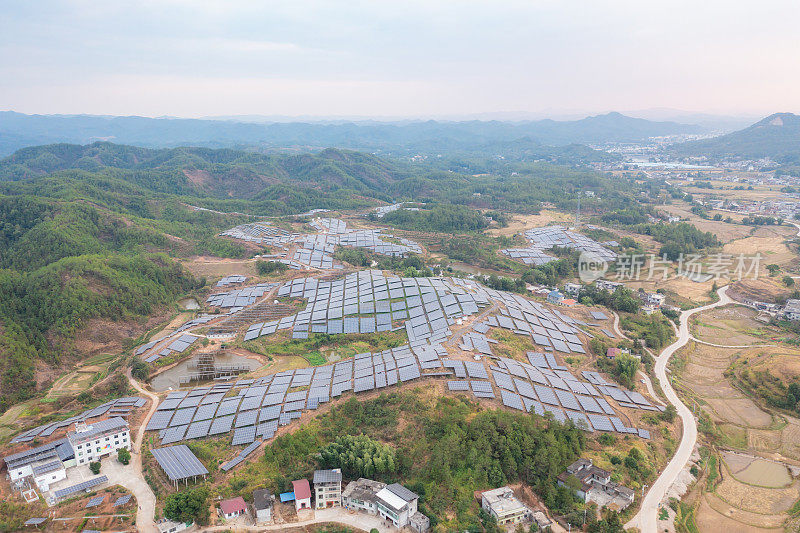 多云天气的太阳能发电厂