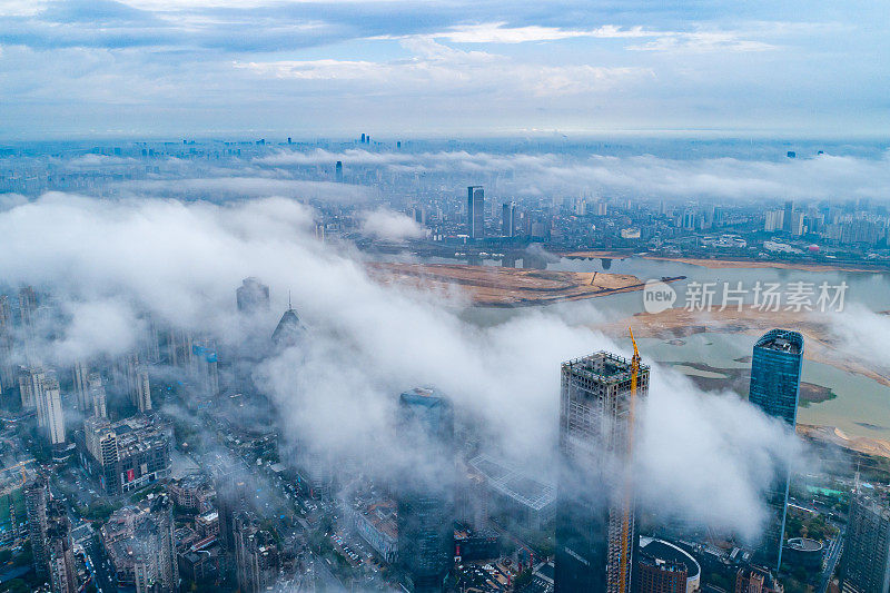 现代城市地标鸟瞰图，平流雾，上海，中国