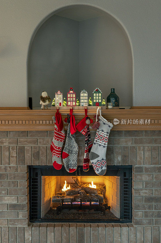 圣诞袜挂在壁炉边