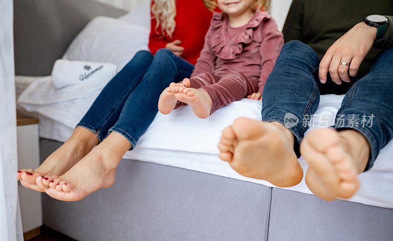 一个幸福的家庭和他们的脚
