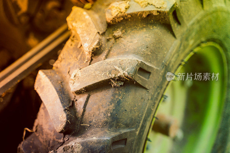 拖拉机车轮上的体积橡胶胎面特写。用于农业机械上更大浮选的泥面花纹