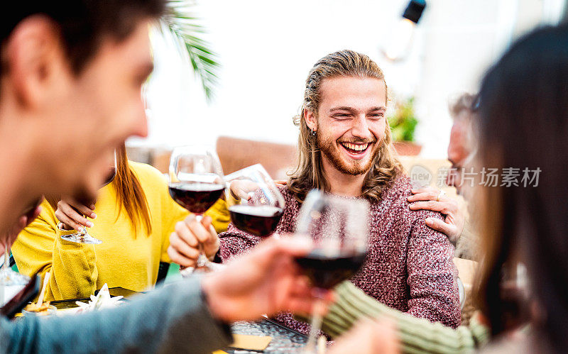快乐的人在真正的心情喝红酒在屋顶派对-千禧潮朋友一起在餐厅酒庄酒吧玩-用餐生活方式的概念与明亮温暖的过滤器