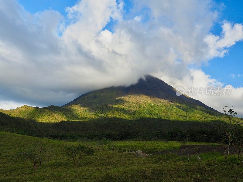 阿雷纳尔火山，蓝天