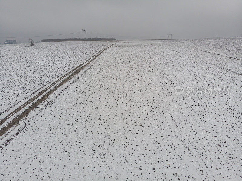 农田被雪覆盖