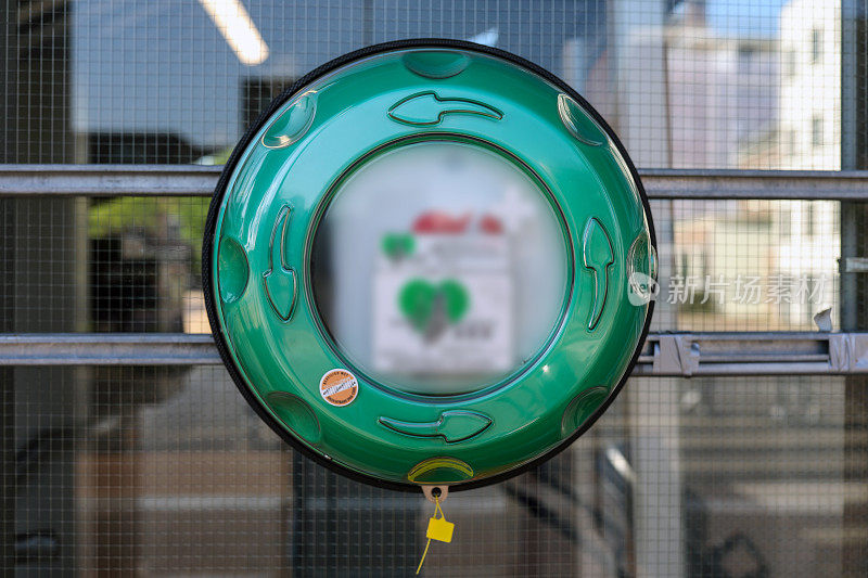 除颤器AED在最后一个会议与符号绿色