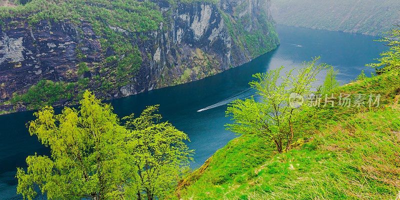 挪威的峡湾。Geiranger峡湾。更多关于罗姆斯代尔县的报道。斯堪的那维亚。山景观