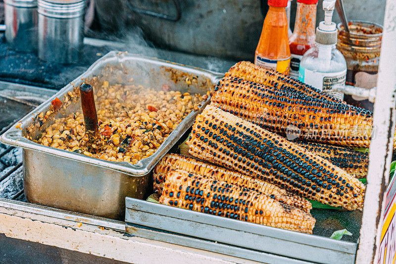 墨西哥蒂华纳的一个小卖部出售的墨西哥玉米棒子“Elote”