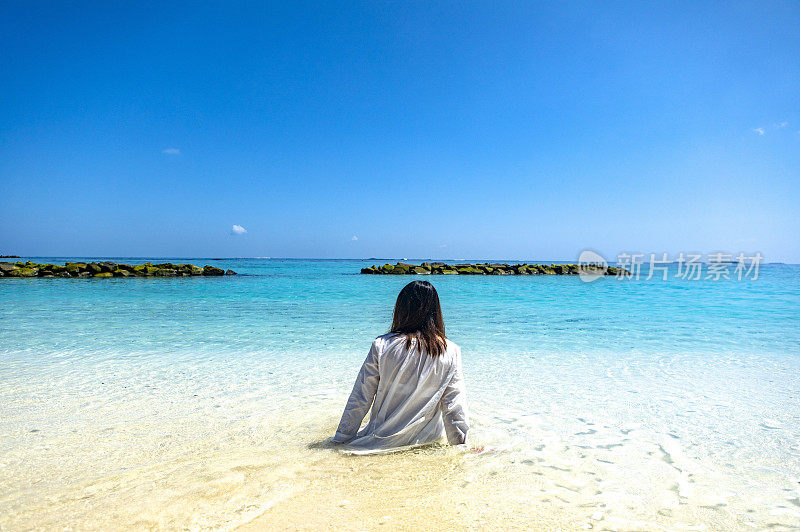 美女在渡假胜地海滩的马尔代夫