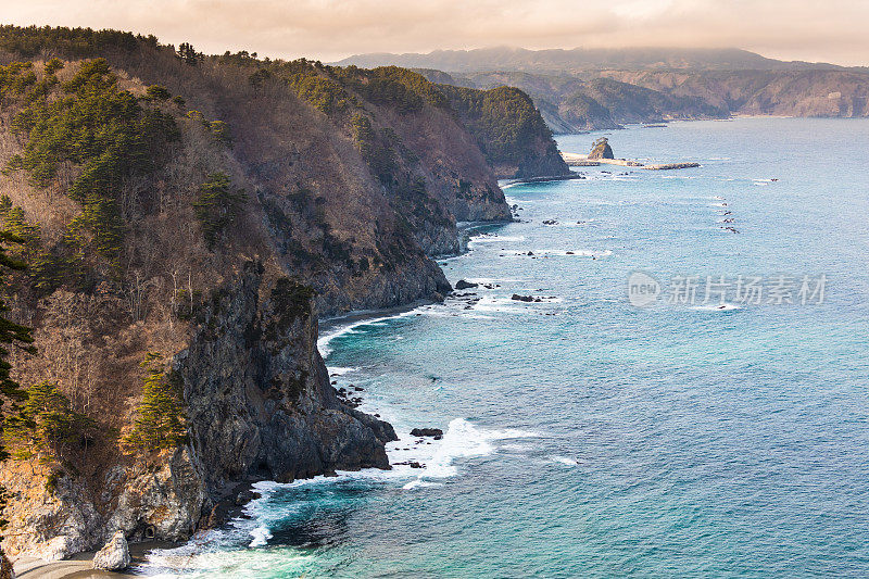 三陆海岸的岩石海岸线-岩手，日本北部