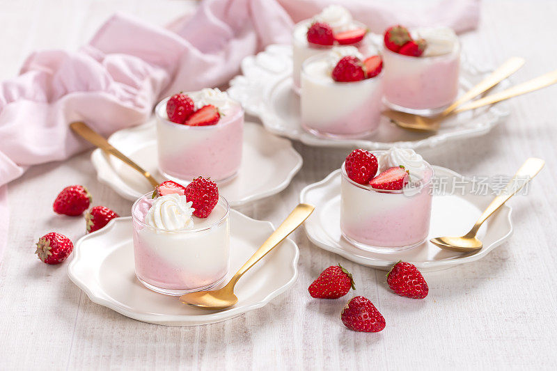 传统的意大利甜点香草草莓意式奶冻