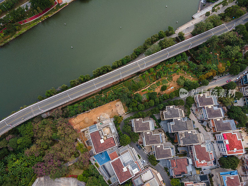 城市别墅和道路鸟瞰图