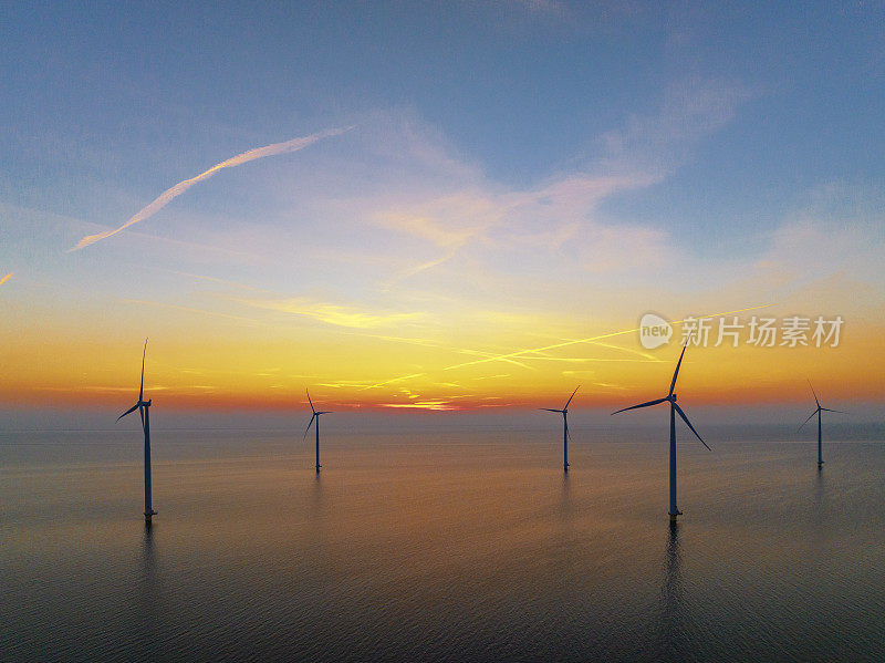 海上风电场的风力涡轮机在日落时发电。