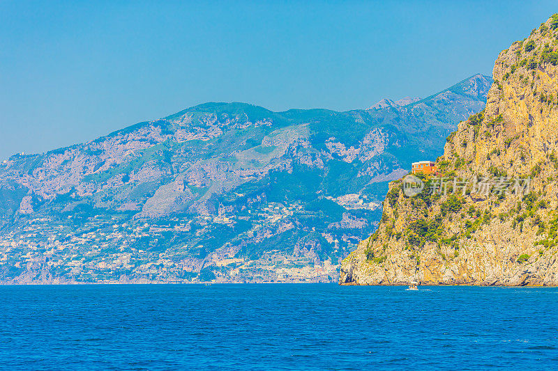 阿玛海岸。意大利。萨勒诺。美丽的风景。夏天的旅行。阳光灿烂的日子