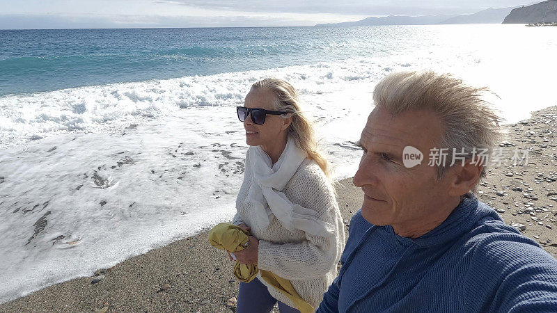 老年夫妇在海边散步