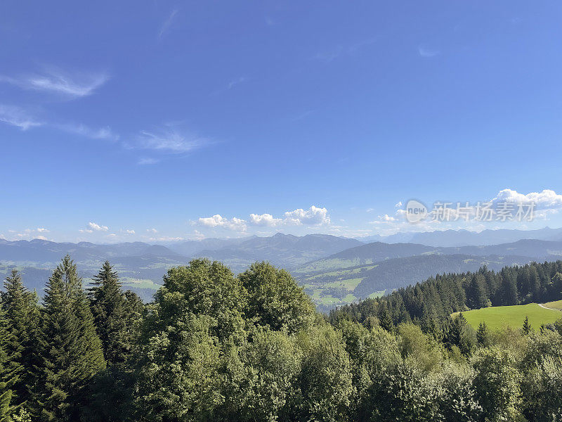 夏季奥地利福拉尔贝格阿尔卑斯山脉的山景