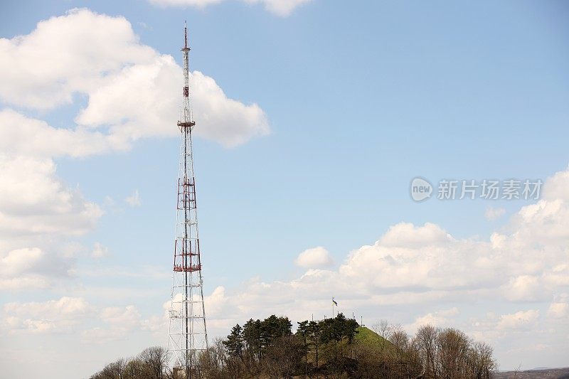 乌克兰利沃夫市的电视和广播塔。工艺框架结构采用金属制成。高无线电技术。无线通信通过无线通信在一定距离上传输无线电信号