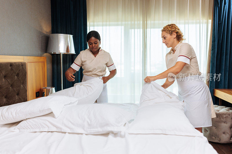 不同种族的旅馆女服务员对脏枕头感到厌恶